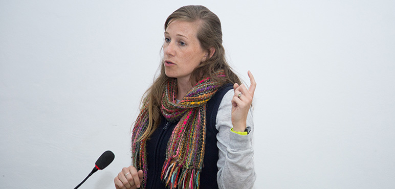 Kim Weaver en la UNAHUR: Llevando el control biológico a las comunidades