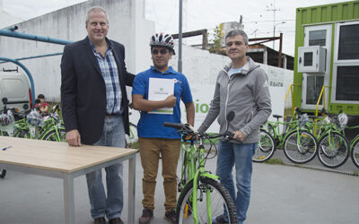La universidad entregó las primeras 100 bicis-UNAHUR a estudiantes