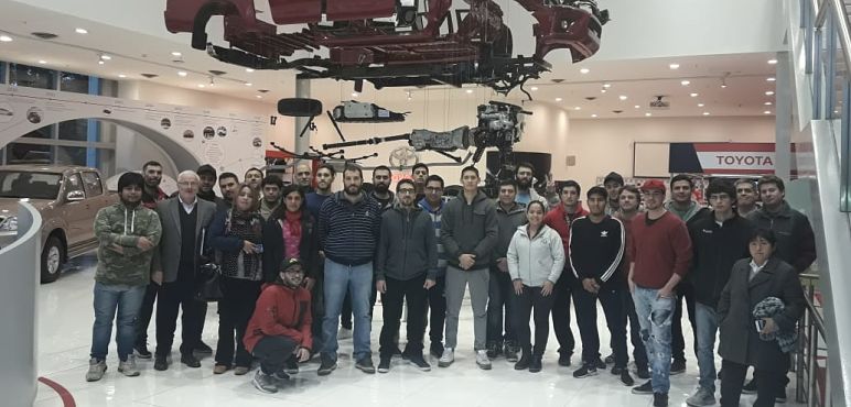 Visita de estudiantes a la planta de Toyota y a Microwen