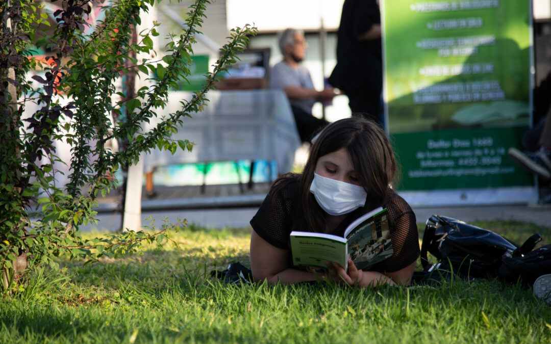 Miles de vecinos y vecinas participaron de la Feria del Libro Municipal en la UNAHUR.
