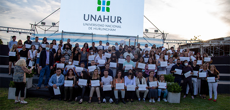 La UNAHUR entregó certificados a participantes del programa  «Un estudiante, un compañero» y a talleristas de «Universidad en los Barrios»