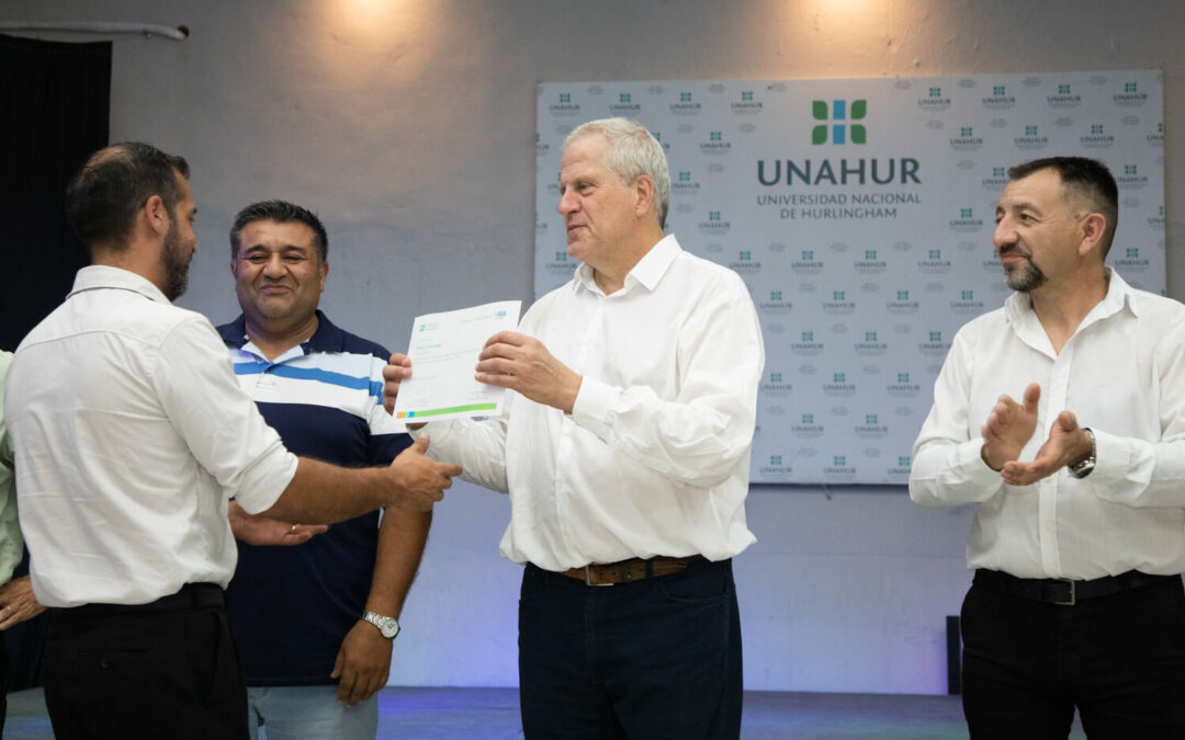 Entrega de certificados de cursos del Centro Tecnológico para el Trabajo y la Producción