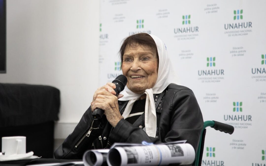 A 50 años del golpe, la UNAHUR realizó un acto conmemorativo junto a Taty Almeida e inauguró la muestra “Imágenes para la memoria”